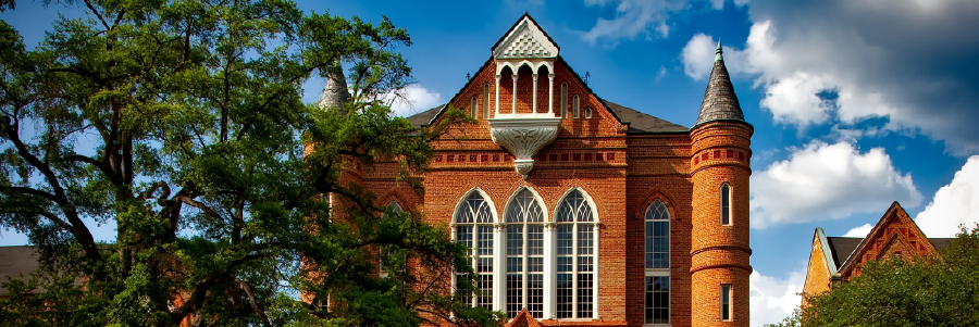 What’s The Difference Between A College & University?